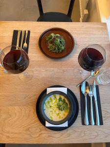 ホテルの敷地内または近くでの食事または食べ物