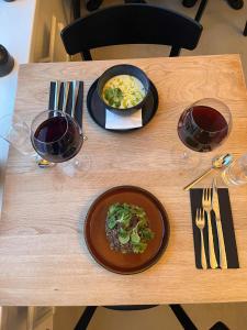 ホテルの敷地内または近くでの食事または食べ物