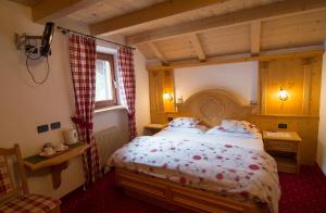 1 dormitorio con 1 cama grande en una habitación en Cesa Farinol, en Canazei