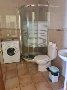 uma casa de banho com um WC e uma máquina de lavar roupa em Casa ERIZO em Caleta de Sebo