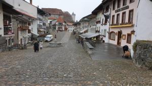 El barrio en el que está el chalet de montaña o un barrio cercano