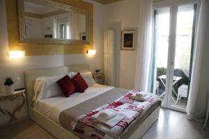 een slaapkamer met een bed met handdoeken erop bij La Stanza Di Giulietta in Verona