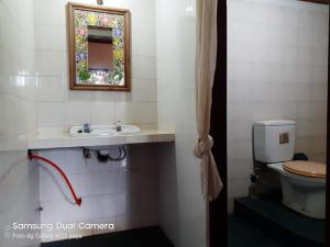 a bathroom with a sink and a toilet at Pondok Kecil Bungalow in Ubud