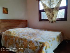 Schlafzimmer mit einem Bett und einem Fenster in der Unterkunft Pondok Kecil Bungalow in Ubud