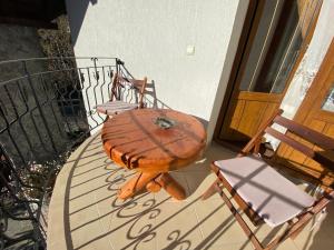 En balkon eller terrasse på Pensiunea Crocus - Sauna & Billiard