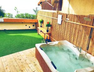 Kolam renang di atau dekat dengan Magic on the sea-suites with a private jacuzzi and a private sea view