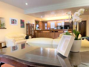 uma sala de estar com um sofá branco e uma mesa em Hotel La Torretta em Assis