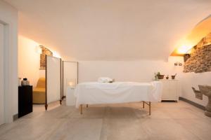 a white room with a table and a mirror at Palazzo D'Ambra Residenza d'Epoca in Florence