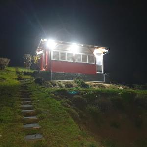een huis met 's nachts lichten erop bij Kuća za odmor Mia in Bedekovčina