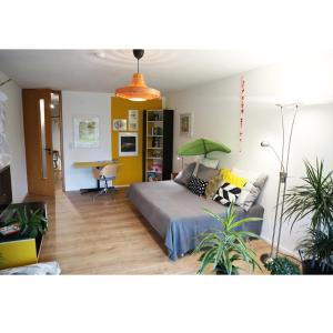 a bedroom with a bed and a desk in it at #staywild29 - Gemütliche Ferienwohnung im Allgäu in Kempten