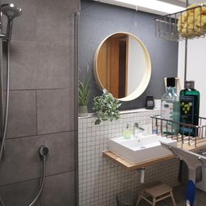 La salle de bains est pourvue d'un lavabo et d'un miroir. dans l'établissement #staywild29 - Gemütliche Ferienwohnung im Allgäu, à Kempten