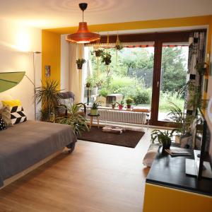 ein Wohnzimmer mit einem Sofa und einem großen Fenster in der Unterkunft #staywild29 - Gemütliche Ferienwohnung im Allgäu in Kempten