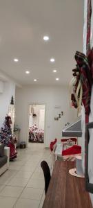 Pokój ze sklepem z choinką świąteczną w obiekcie Relais DiVi w mieście Castellammare di Stabia