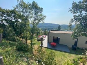 ein Haus mit einer roten Bank im Hof in der Unterkunft Villa Durandal in Souillac