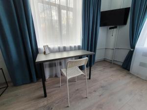 escritorio con silla frente a una ventana en Park & Pedestrian zone apartment for4, en Chişinău