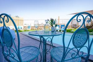 En balkon eller terrasse på Yalarent Morning Star-Garden with Private Pool