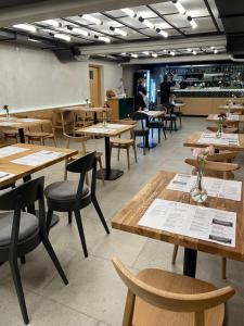 Reštaurácia alebo iné gastronomické zariadenie v ubytovaní Hotel Wielopole