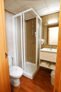 La salle de bains est pourvue d'une douche, de toilettes et d'un lavabo. dans l'établissement Alojamientos Libertad, à Yecla