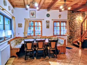 een eetkamer met een tafel en een stenen muur bij Villa Jolanta in Teerau