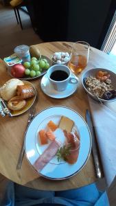 una mesa de madera con platos de comida. en Hotel-Restaurant des Augustins - Cosy Places by CC - Proche Sarlat, en Saint-Cyprien