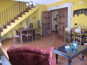 een woonkamer met een bank en een tafel bij Casa Rural Cuatro de Oros in Santa Cruz de la Zarza