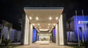 洪加達的住宿－Amarina Abu Soma Resort & Aquapark，夜间通往大楼的走廊