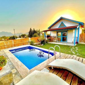una piscina frente a una casa en Villa Rengin Datça (Havuzlu) Günlük Haftalık Kiralık en Datca