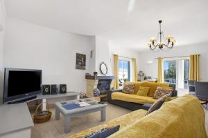 sala de estar con sofá y TV en Villa Solarium, en Carvoeiro