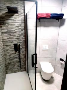 Alójate en Vigo! Casita bien equipada tesisinde bir banyo