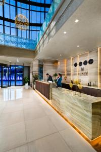 Millennium Place Mirdif في دبي: لوبي فندق فيه ناس جالسين في كونتر