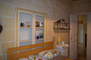 a bedroom with a bed and a window at Maria Townhouse Heart of Victoria B&B in Victoria