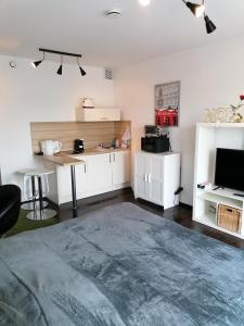 a living room with a table and a kitchen at Ferienwohnung Köln in Cologne