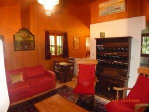 Un lugar para sentarse en Charming chalet with panoramic view and private parking in Gruyère