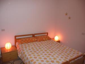 a bedroom with a bed and two lamps on tables at Le Terrazze in Lipari