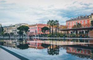 Nespecifikovaný výhled na destinaci Nice nebo výhled na město při pohledu z apartmánu