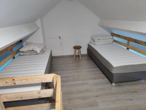 Кровать или кровати в номере Durbuy, ses ruelles pittoresques, 2ème étape