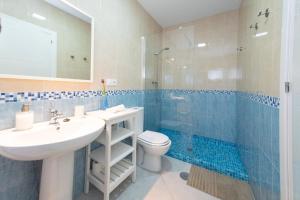 a bathroom with a sink and a toilet and a shower at Apartamento Centro Calle Plata in Sanlúcar de Barrameda