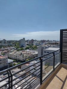 balcone con vista sulla città. di Altos del Boulevard a Santiago del Estero