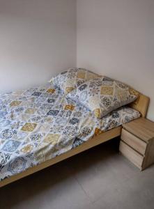 a bed with a quilt and two pillows on it at Domek Bobrowe Zacisze 3 in Janowice Wielkie
