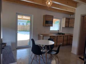 a kitchen with a table and chairs in a room at Apartamenty - Domek Bobrowe Zacisze 3 in Janowice Wielkie