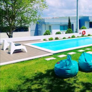 The swimming pool at or close to Furnaka Eco Village