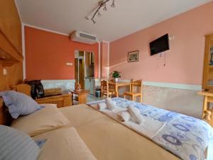 Postel nebo postele na pokoji v ubytování Villa Aleksandra - T