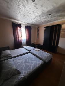 Krevet ili kreveti u jedinici u objektu Guest House on Oktyabrskaya 5