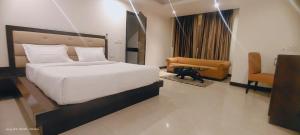Postel nebo postele na pokoji v ubytování Zenith Hotel - Delhi Airport