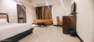 TV a/nebo společenská místnost v ubytování Zenith Hotel - Delhi Airport