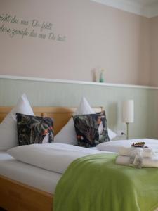 Ένα ή περισσότερα κρεβάτια σε δωμάτιο στο Gasthof Ginzinger