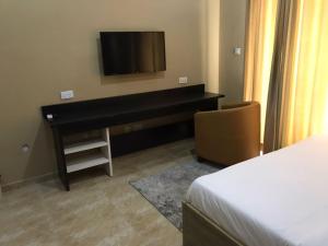 Televisyen dan/atau pusat hiburan di Hotel Capitol
