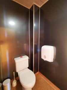 ein Bad mit WC und WC-Papierspender in der Unterkunft Oban Youth Hostel in Oban