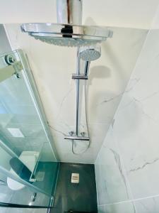 Koupelna v ubytování Lovely Apartment Heart of Golden Square Fiber Wifi + 8 fotografií