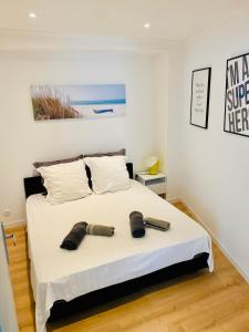 Un dormitorio con una cama con dos zapatos. en Lovely Apartment Heart of Golden Square Fiber Wifi en Niza